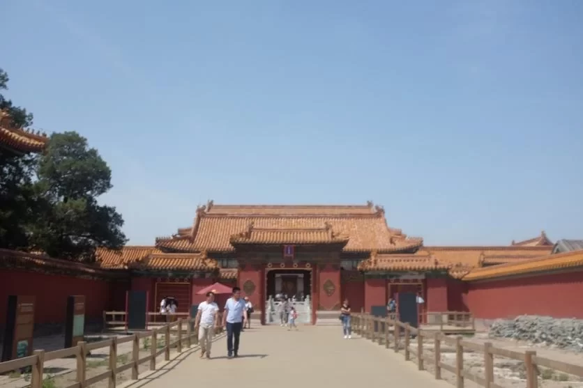 What are the famous historical sites and tourist attractions in Beijing? 