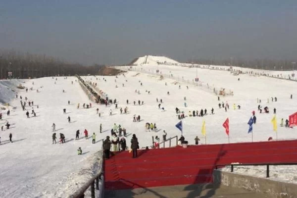 When does Beijing Xue Du Ski Resort open and what are the ticket prices?