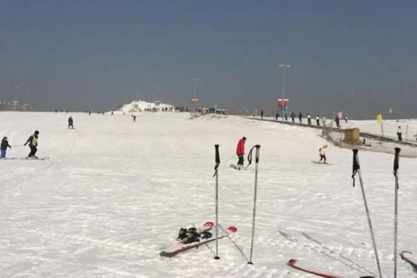 When does Beijing Xue Du Ski Resort open and what are the ticket prices? 