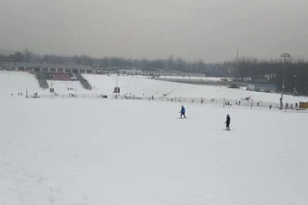 When does Beijing Xue Du Ski Resort open and what are the ticket prices? 