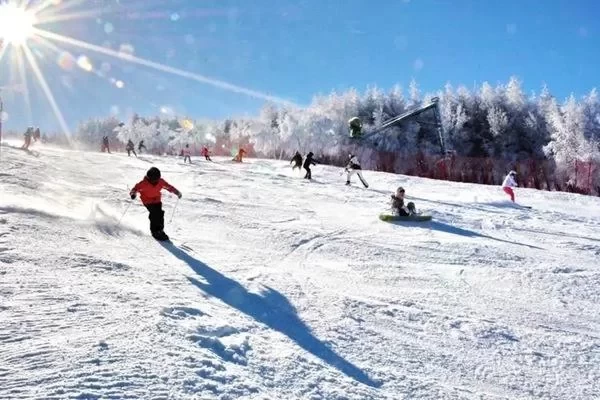 How much is a ticket to Wanlong Ski Resort? 