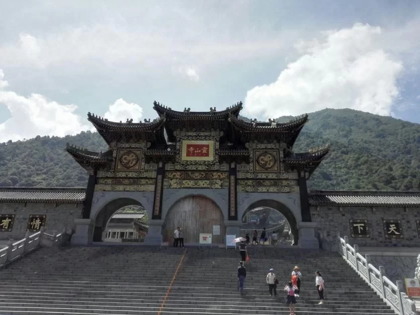 Where is Ling Shan Temple in Mianning? Is it worth visiting? How much does it cost to enter? 