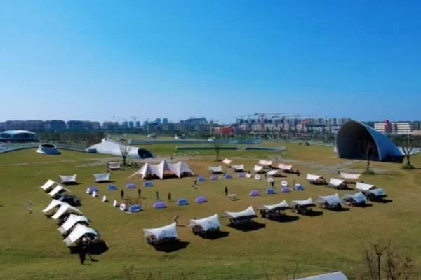 What are the urban parks suitable for camping in Shanghai?