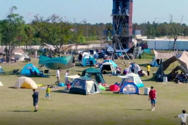 What are the urban parks suitable for camping in Shanghai? 