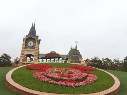 Does Shanghai Disneyland charge admission for children under one meter? What are the highlights of Shanghai Disneyland? 