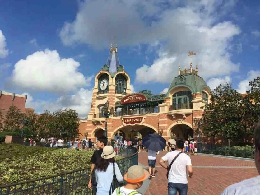 What are the best rides in Shanghai Disneyland 