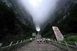 Should I visit Tianmen Mountain or Wulingyuan first on a self-driving trip from Chongqing to Zhangjiajie? 