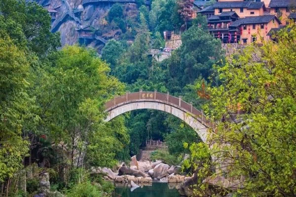 What are the Attractions in Shangrao Wangxian Valley Scenic Area? 