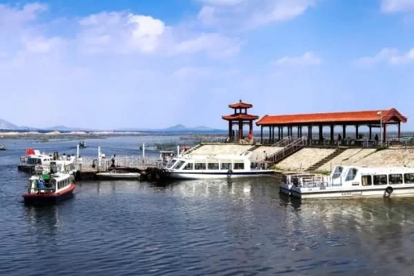 How much is the entrance fee to Dongping Lake Scenic Area?