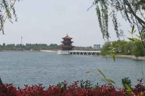 How much is the entrance fee to Dongping Lake Scenic Area? 