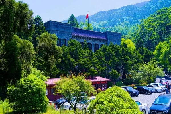 What are the famous attractions in Mount Lu in Jiujiang? Which attractions in Mount Lu are fun?