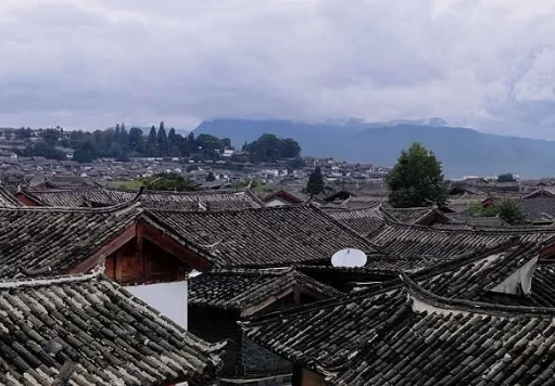 What are the fun attractions in Lijiang? What are the local cuisines in Lijiang? 