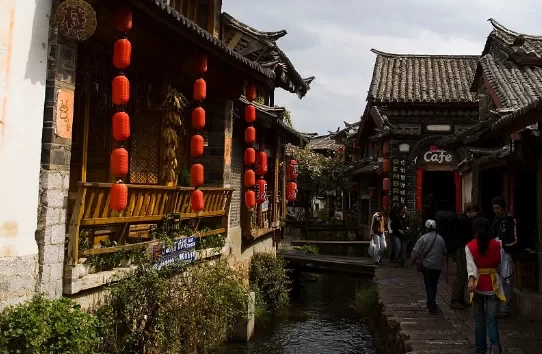 What are the fun attractions in Lijiang? What are the local cuisines in Lijiang? 