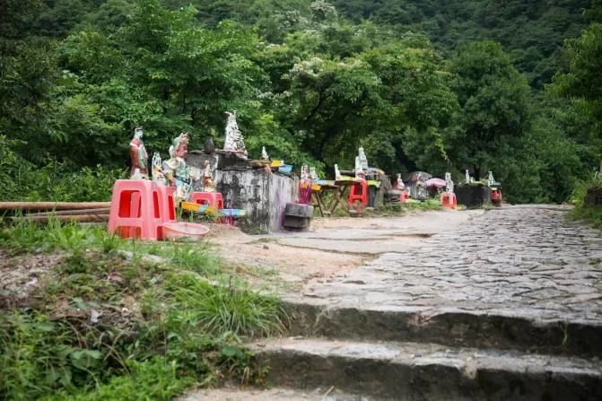 What are the tourist attractions and temples in Shangrao? 