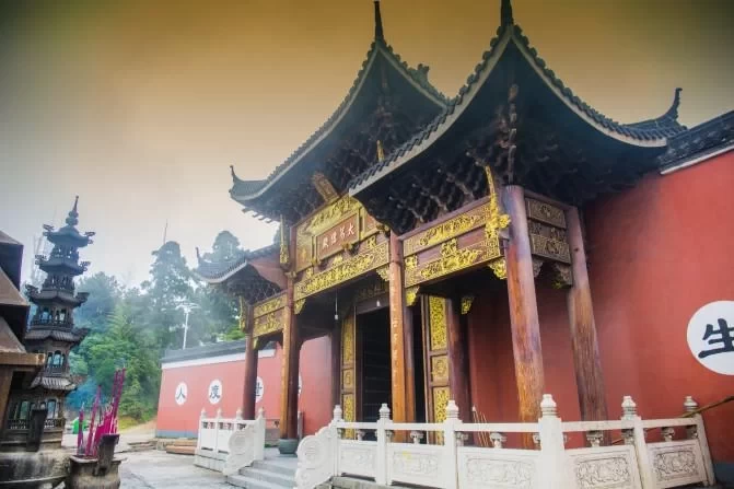 What are the tourist attractions and temples in Shangrao? 