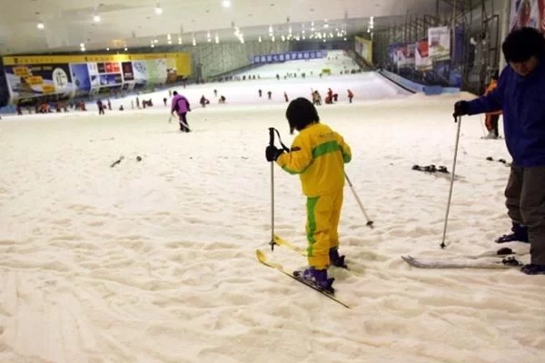 Where is the biggest ski resort in Shanghai? How much is the ticket? 