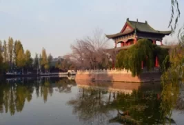 What are the famous scenic spots and historical sites in Urumqi 