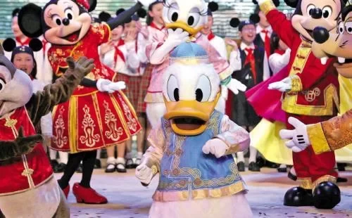 Donald Duck Collapses at Shanghai Disneyland But Doesn’t Take Off His Costume