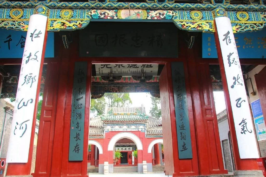 The Yue Fei Temple in Tangyin, Anyang, the first of the three major Yue Fei Temples in China, is a good place for parent-child study tours