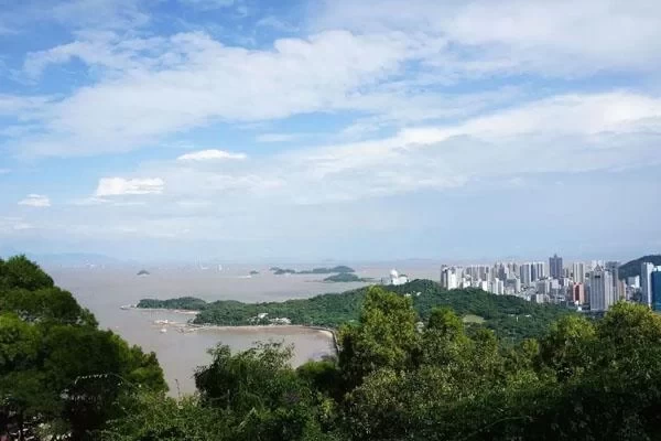 What are some good places to go hiking in Zhuhai? 