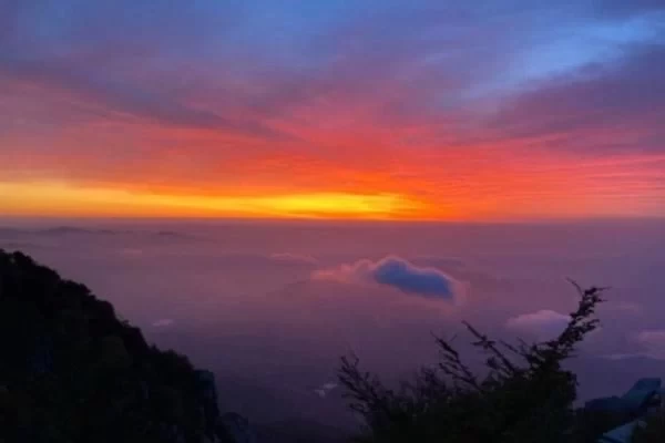 Is it better to climb Mount Tai at night or during the day? 