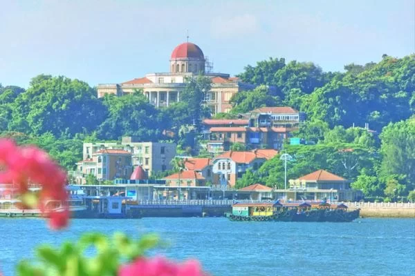 What are the popular check-in spots in Gulangyu Island