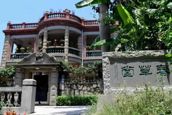 What are the popular check-in spots in Gulangyu Island 