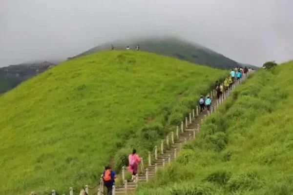 What to pay attention to when climbing a mountain in strong wind 