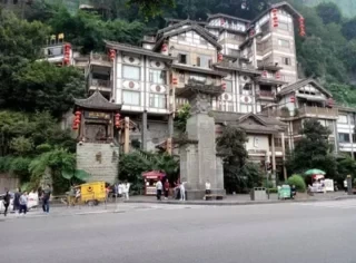 What are the must-visit tourist attractions in Chongqing 