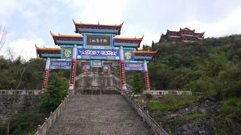 Is Longshun Baiyun Mountain Rhododendron Lake fun? 