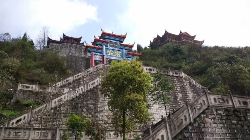 Is Longshun Baiyun Mountain Rhododendron Lake fun? 