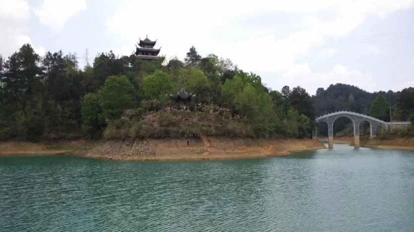 Is Longshun Baiyun Mountain Rhododendron Lake fun? 