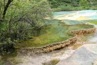 What are the fun things to do in Huanglong Scenic Area? Where is Huanglong Scenic Area? Is the Five-Color Pool beautiful?