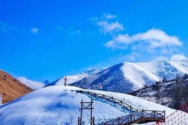 How high is the elevation of the Zhegu Mountain Ski Resort? Will there be altitude sickness? 