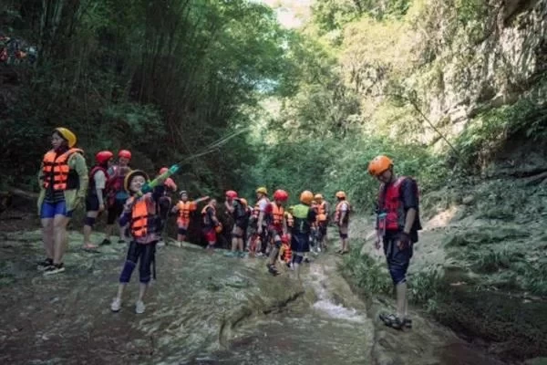 Can children play canyoning in Jindaoxia?