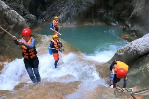 Can children play canyoning in Jindaoxia? 