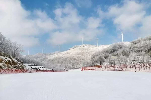 Where is Xiangyang Hengchong International Ski Resort and how to get there