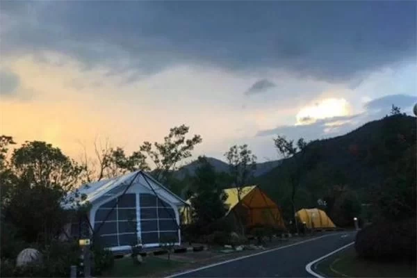 How much does it generally cost to rent a tent in Mount Huangshan?