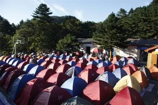 How much does it generally cost to rent a tent in Mount Huangshan? 