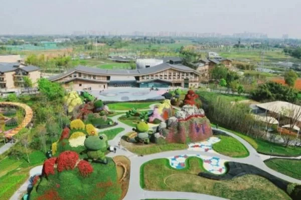 Which is more fun, Longquanyi Happy Farm or Huanglongxi Happy Farm? 