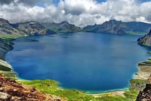 What type of lake is Changbai Mountain Tianchi?