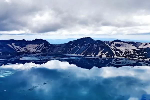 What type of lake is Changbai Mountain Tianchi? 