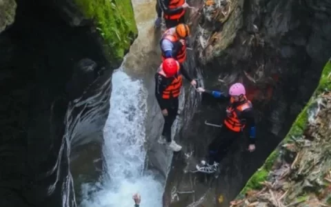 How long does the Jin Dao Gorge Canyoning Trip take?