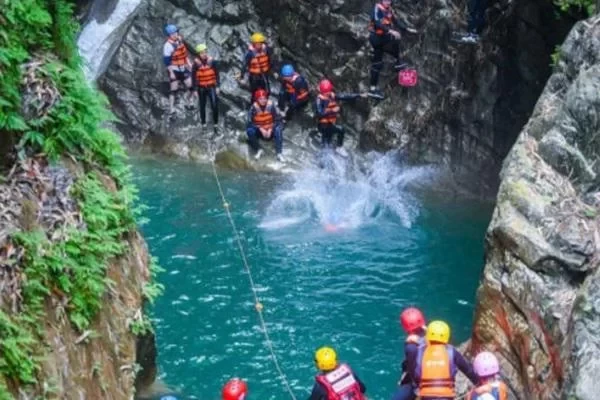 How long does the Jin Dao Gorge Canyoning Trip take? 