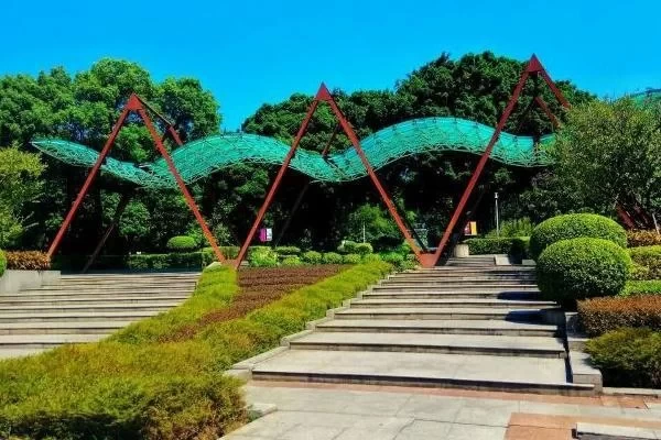 Where is Jinniu Mountain Park in Fuzhou and is it open?