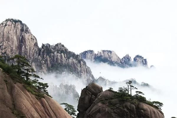 Can you go to Mount Huangshan on a rainy day? Does it affect the climb? 