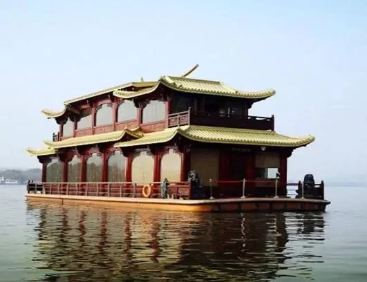 What are the types of boats available for West Lake tours? Does West Lake have night tours? 