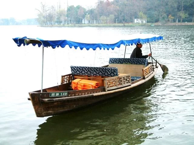 What are the types of boats available for West Lake tours? Does West Lake have night tours? 