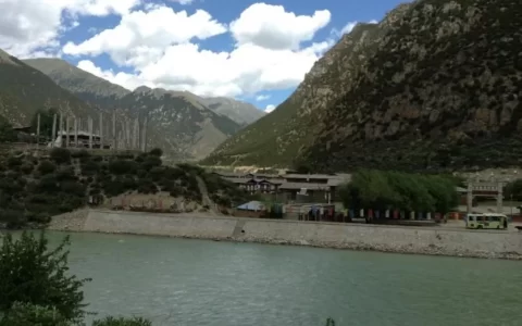 The Best Route for a Self-Driving Trip from Linzhi to Lhasa