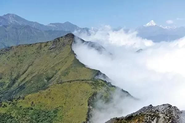 When can you see the Yin-Yang boundary at Xiling Snow Mountain 